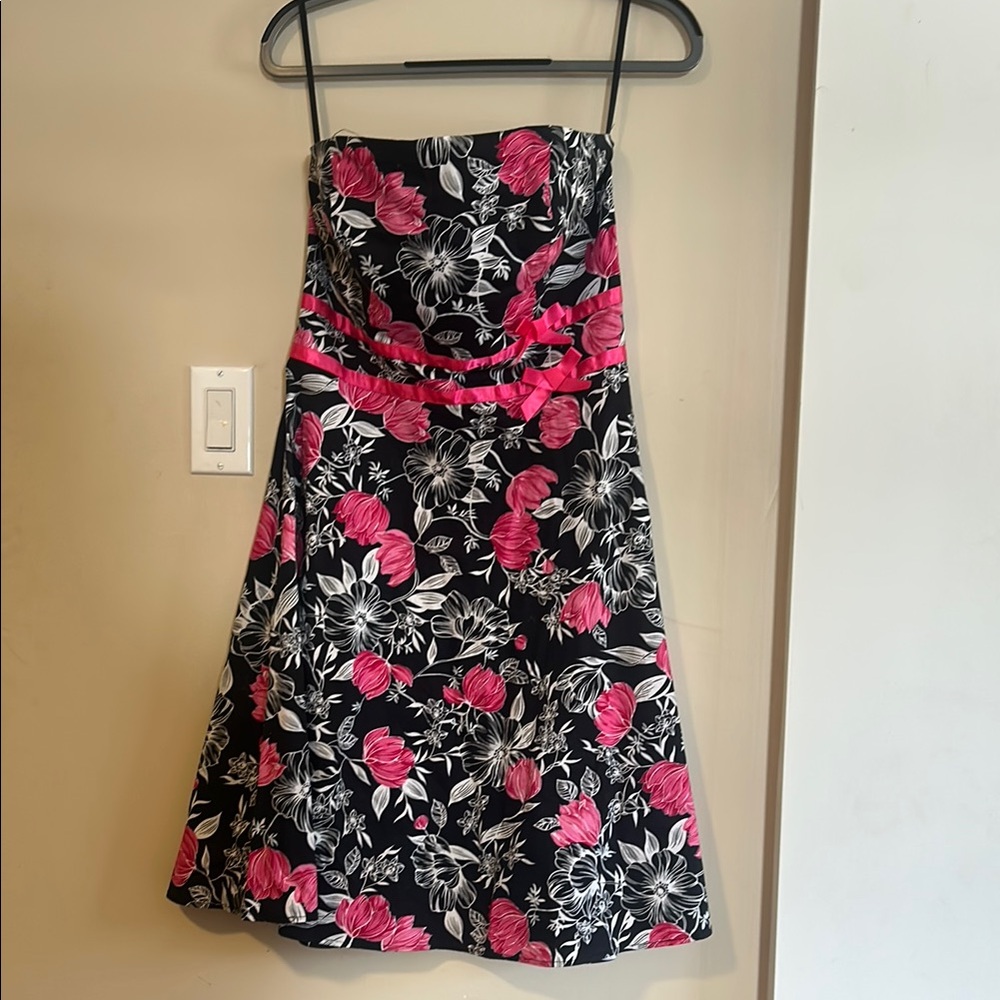 💕3/$40 Black and Pink Strapless Dress
